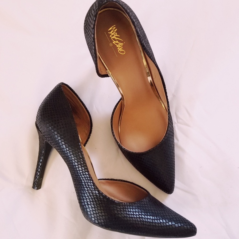 Black crocodile embossed D'Orsay pumps